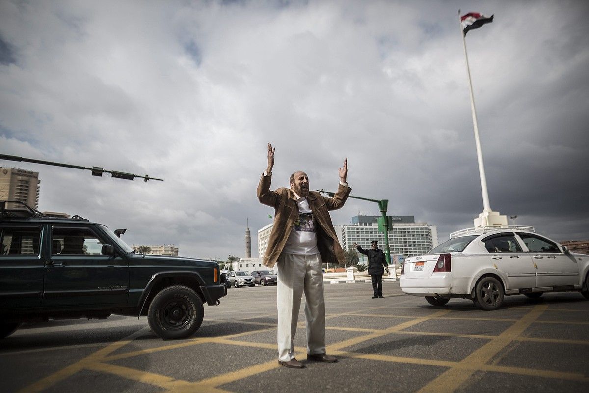 Abdel Fatah al-Sisi Egiptoko presidentearen jarraitzaile bat, iragan urtarrilaren 21ean, protestak piztu zirenean, Tahrir plazan, Kairon. OLIVER WEIKEN / EFE.