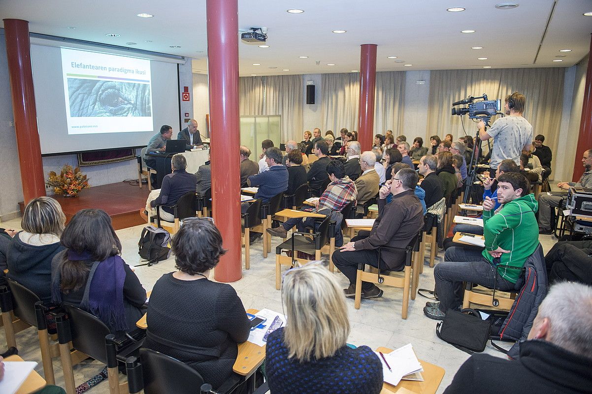 Euskaltzaindiaren Bilboko egoitzako aretoa leporaino bete zen atzo, Euskara biziberritzen jarraitzeko erronkak jardunaldirako. MARISOL RAMIREZ / ARGAZKI PRESS.