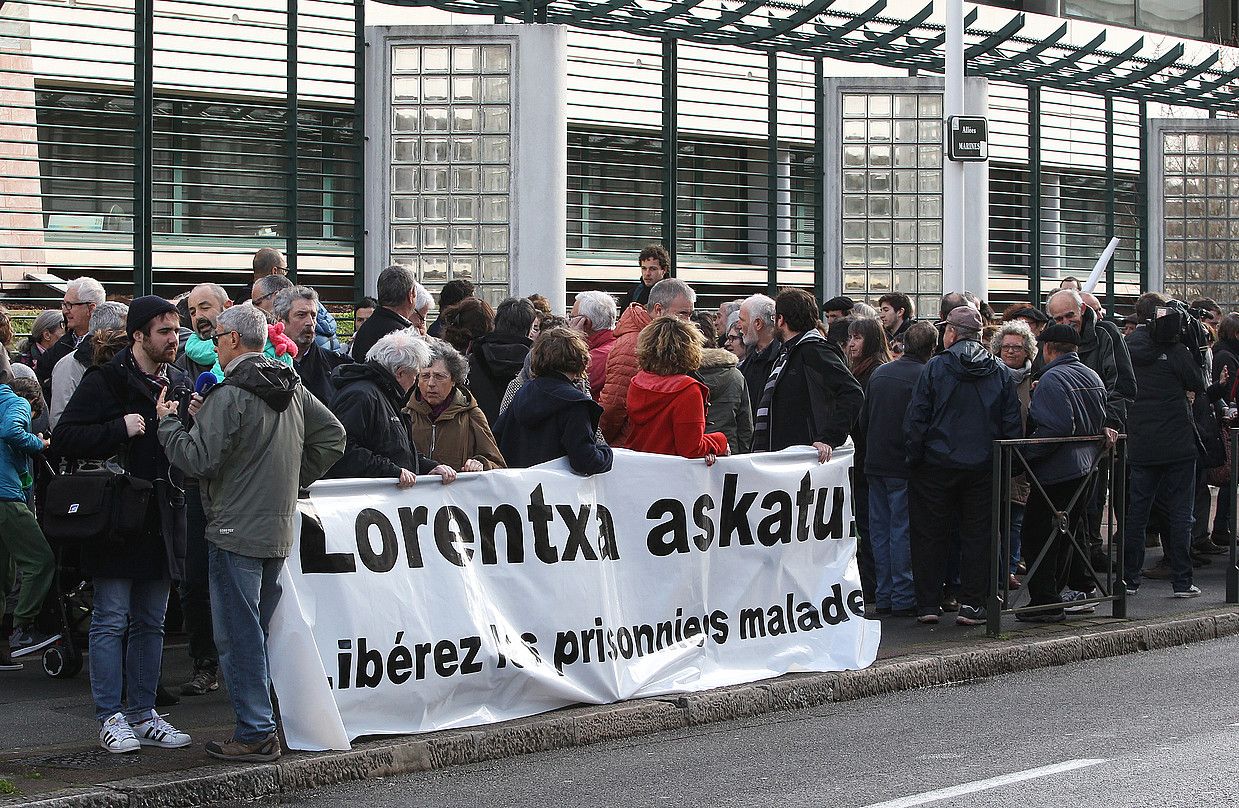 Lorentxa Gimon eta eri diren beste euskal presoak askatzearen alde, 200 bat pertsona bildu ziren atzo Baionako suprefeturaren aitzinean. BOB EDME. Lorentxa Gimon eta eri diren beste euskal presoak askatzearen alde, 200 bat pertsona bildu ziren atzo Baionako suprefeturaren aitzinean. BOB EDME.