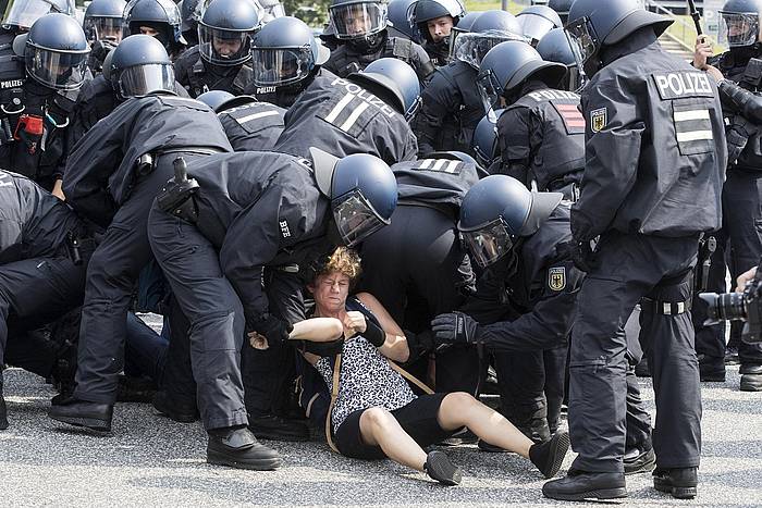 Emakume bat Hamburgoko protestetan. MASSIMO PERCOSSI, EFE