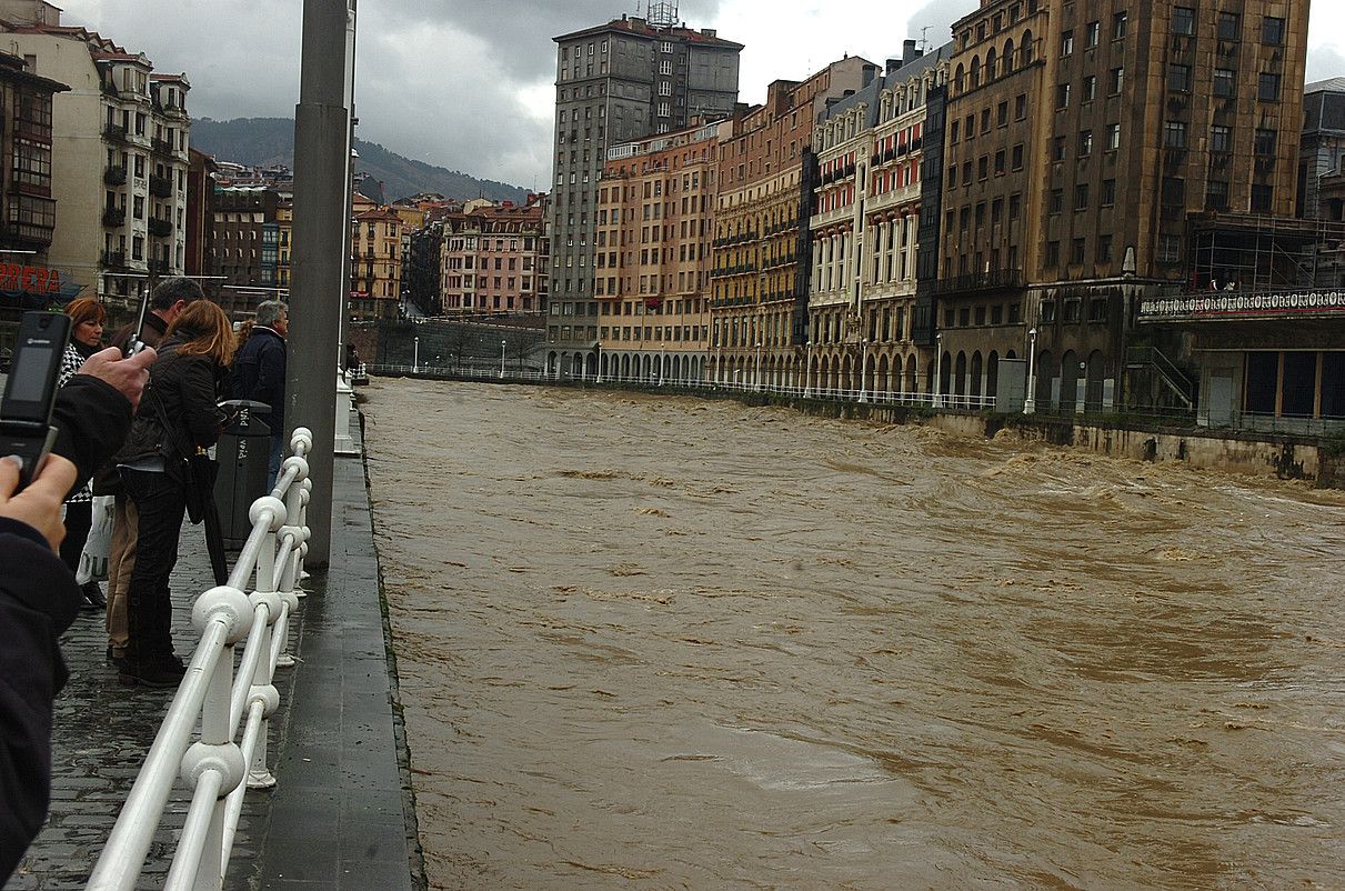 Itsasadarra, hazita, Bilboko Arriaga antzokiaren parean, artxiboko irudi batean. MONIKA DEL VALLE / FOKU Itsasadarra, hazita, Bilboko Arriaga antzokiaren parean, artxiboko irudi batean. MONIKA DEL VALLE / FOKU