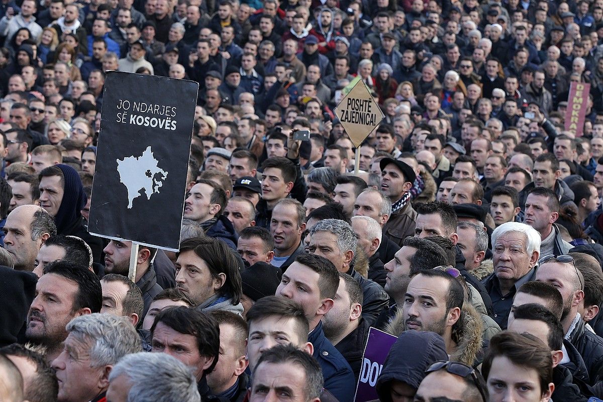 Oposizioko jarraitzaileak, protesta batean, Pristinan. Kosovo ez zatikatu irakur daiteke kartelean. VALDRIN XHEMAJ / EFE.