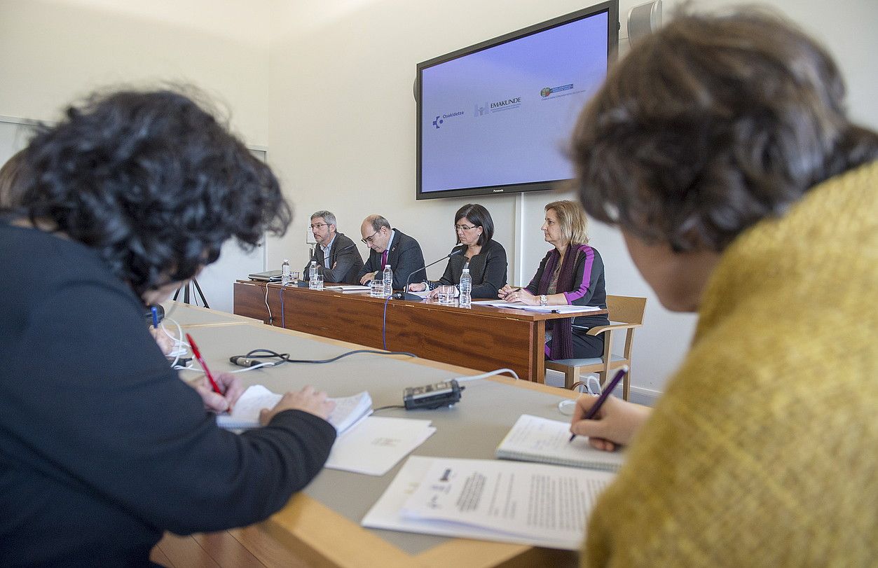 Jose Luis Quintas, Jon Darpon, Izaskun Landaida eta Socorro Alvarez, atzo, gida aurkezten. MARISOL RAMIREZ / ARGAZKI PRESS. Jose Luis Quintas, Jon Darpon, Izaskun Landaida eta Socorro Alvarez, atzo, gida aurkezten. MARISOL RAMIREZ / ARGAZKI PRESS.