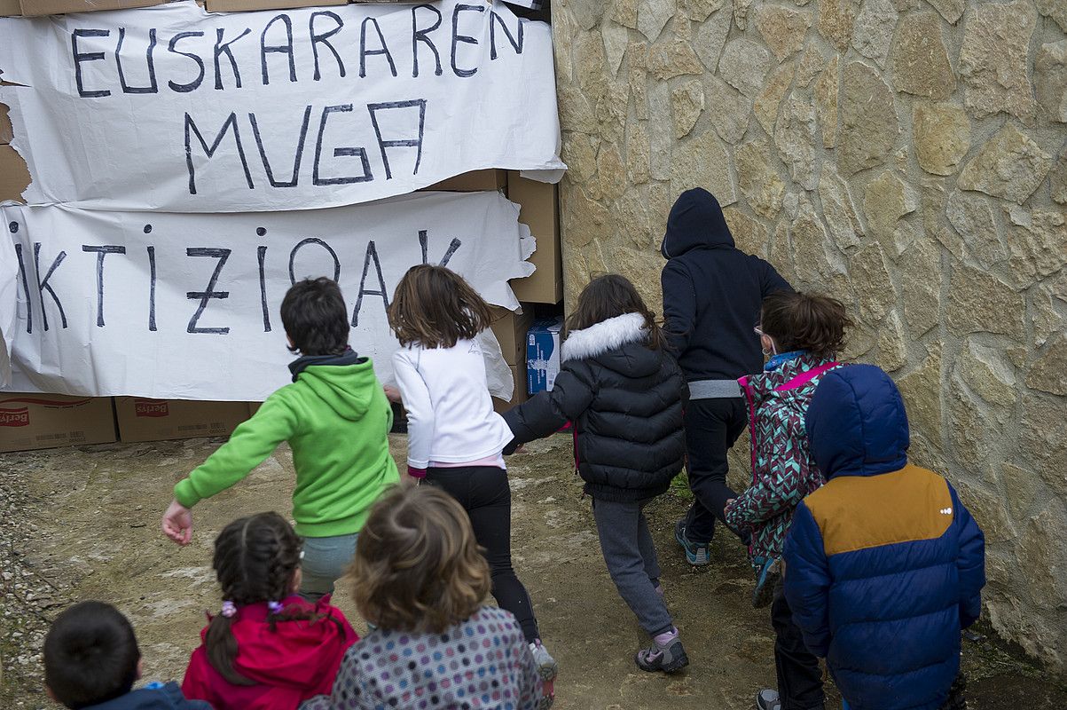 NIZEko ordezkariak Lodosan izan ziren asteartean, D eredua azaltzen. BERRIA.