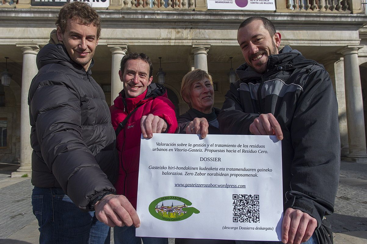 Gasteiz Zero Zabor taldeko kideak, udaletxearen aurrean. JUANAN RUIZ / FOKU