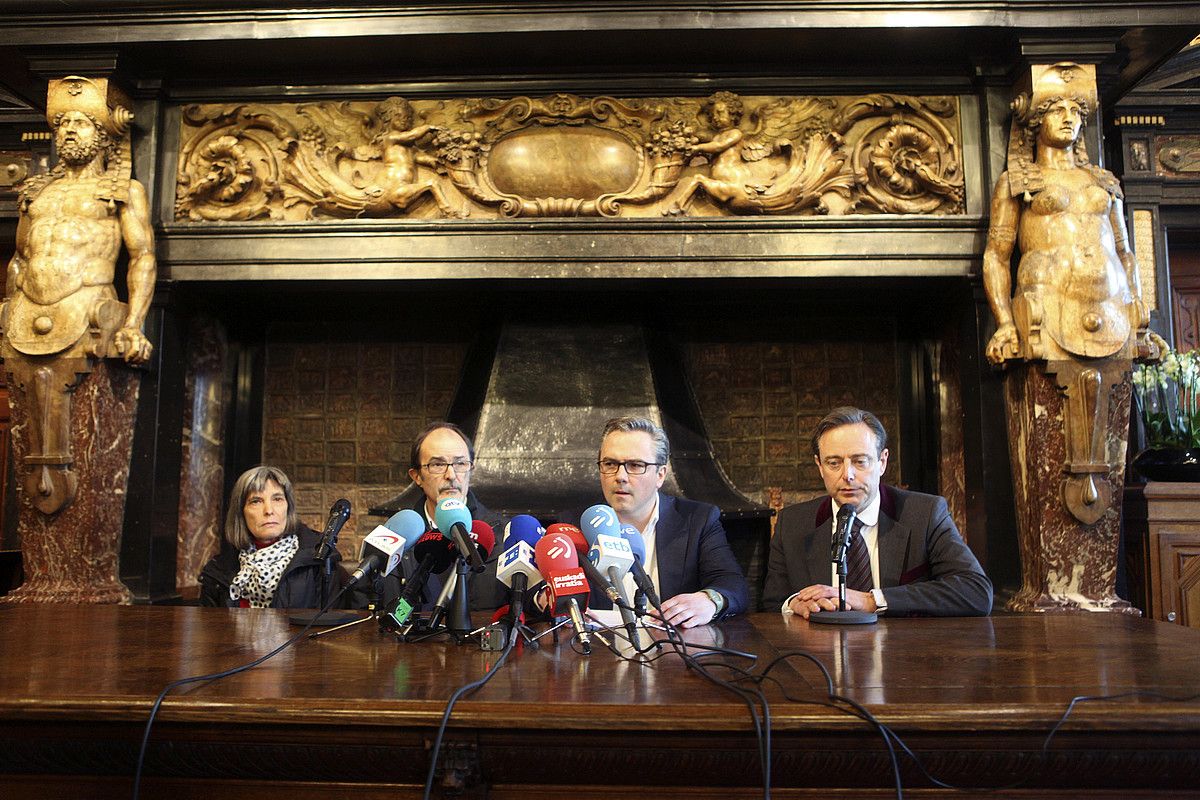 Egiluz desagertu zen herrira ere eraman dute aldarria. Ekitaldi ugari egin dituzte, kasua ikertzen jarrai dezaten. M. TEJERO / EFE. Egiluz desagertu zen herrira ere eraman dute aldarria. Ekitaldi ugari egin dituzte, kasua ikertzen jarrai dezaten. M. TEJERO / EFE.