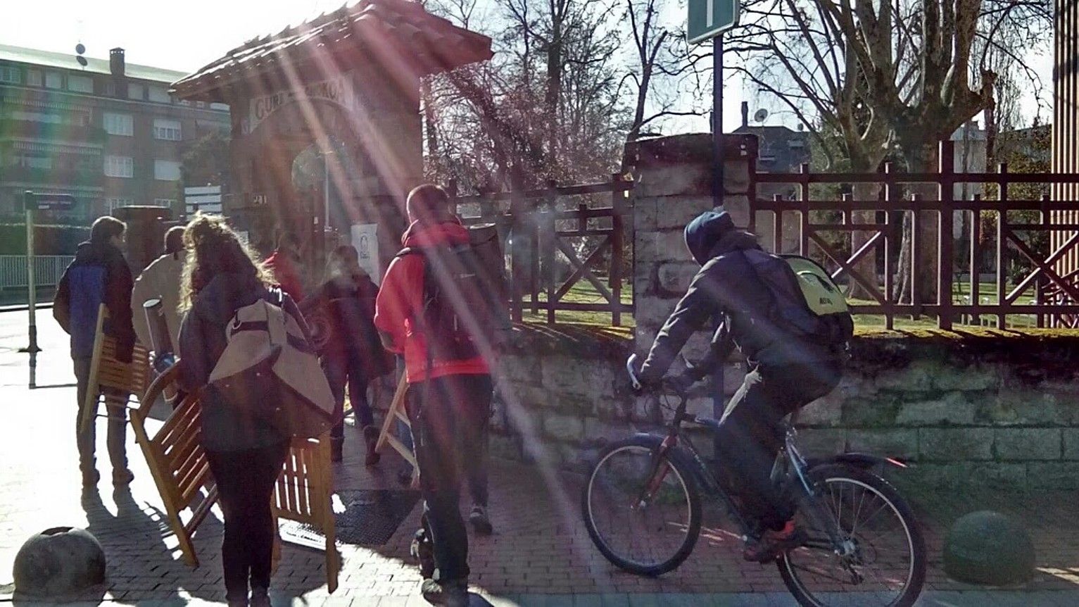 Ernaiko gazteak, 21 Zabalgunea udal agentziara sartzen, atzo. ERNAI GASTEIZ.