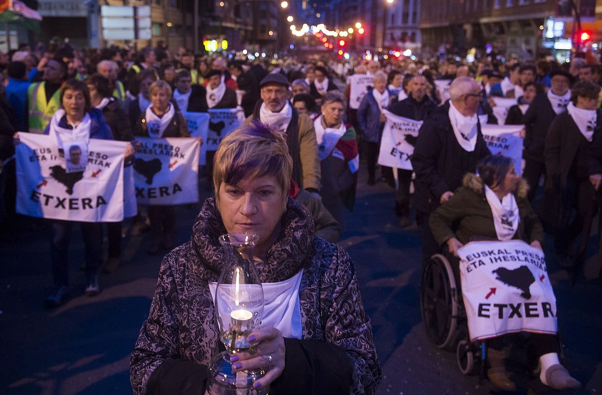 Presoen senideak, joan den urtarrilaren 9an Bilbon egindako manifestazioan. LUIS JAUREGIALTZO / ARGAZKI PRESS.