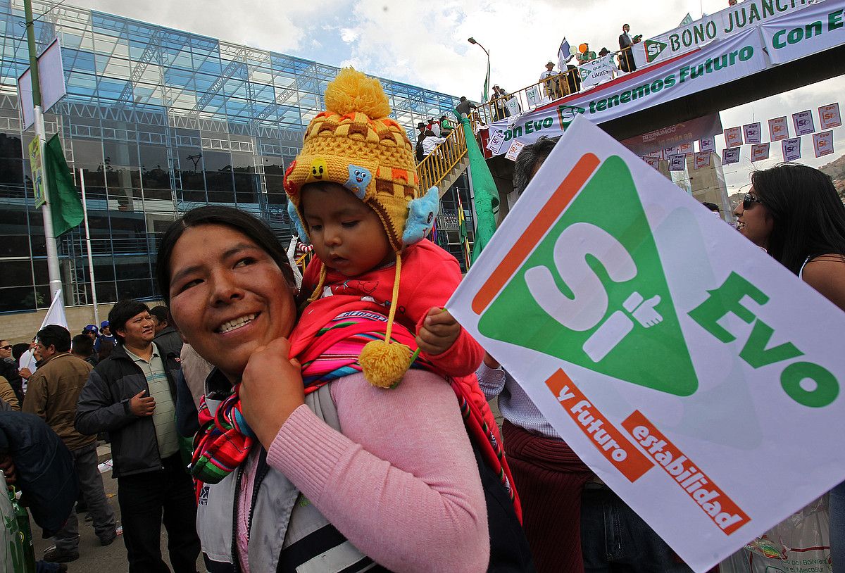 Evo Moralesen jarraitzaileak, aste honetan egindako mitin batean, La Pazen. MARTIN ALIPAZ / EFE.