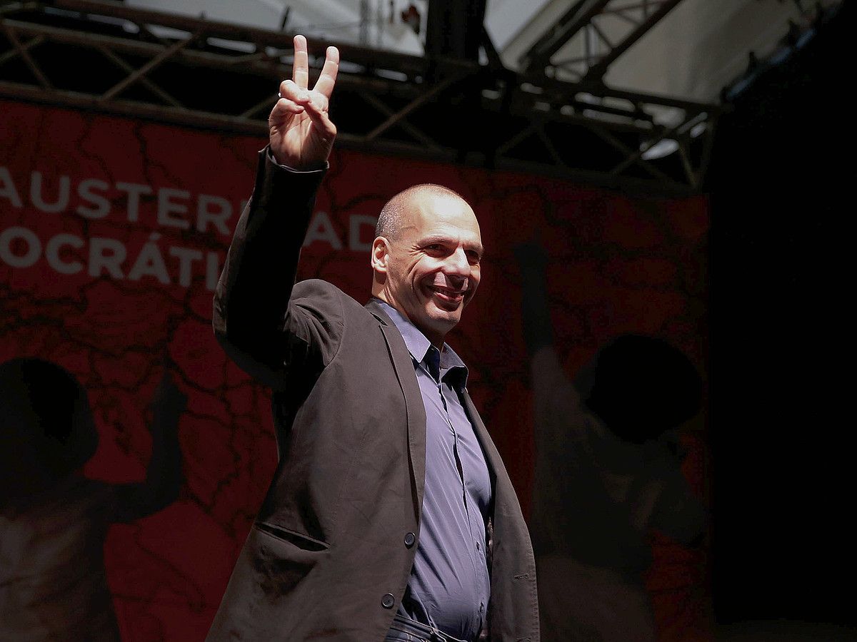 Giaanis Varufakis, atzo, B planaren aurkezpenean. PACO CAMPOS / EFE.