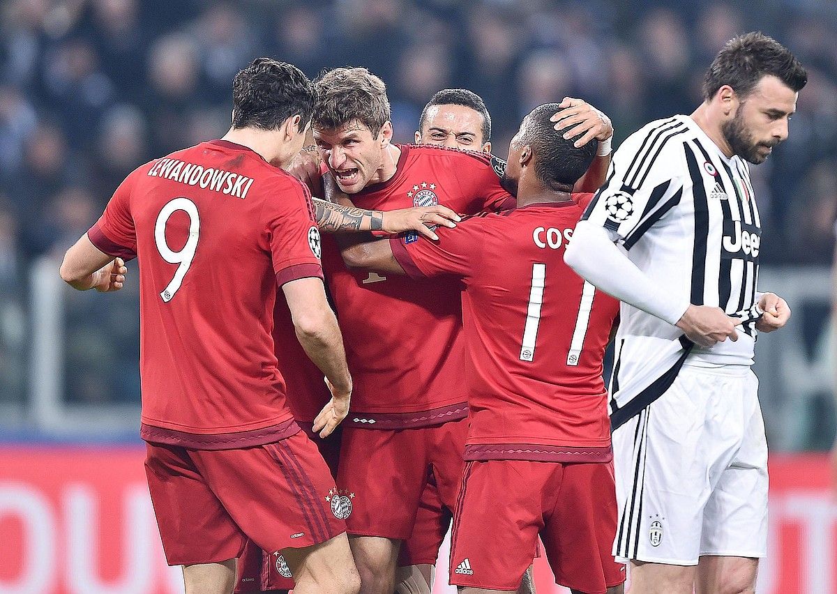 Thomas Mueller Bayerneko aurrelaria, atzo Juventusi sarturiko gola taldekideekin ospatzen. ALESSANDRO DI MARCO / EFE. Thomas Mueller Bayerneko aurrelaria, atzo Juventusi sarturiko gola taldekideekin ospatzen. ALESSANDRO DI MARCO / EFE.