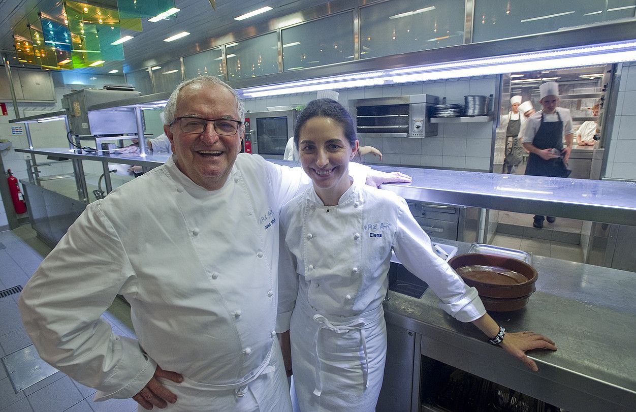 Juan Mari Arzak eta Elena Arzak, Donostiako Arzak jatetxeko sukaldean; 1897an ireki zuten Juan Mariren aiton-amonek leku berean taberna. ANDONI CANELLADA / ARGAZKI PRESS.