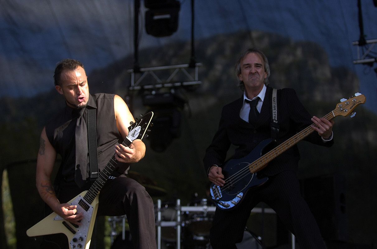 Brigi Duque Komako gitarra jotzaile eta abeslaria, eta Rafael Redin baxu jotzailea, 2009ko Hatortxurocken, Lakuntzan. JAGOBA MANTEROLA / ARGAZKI PRESS.
