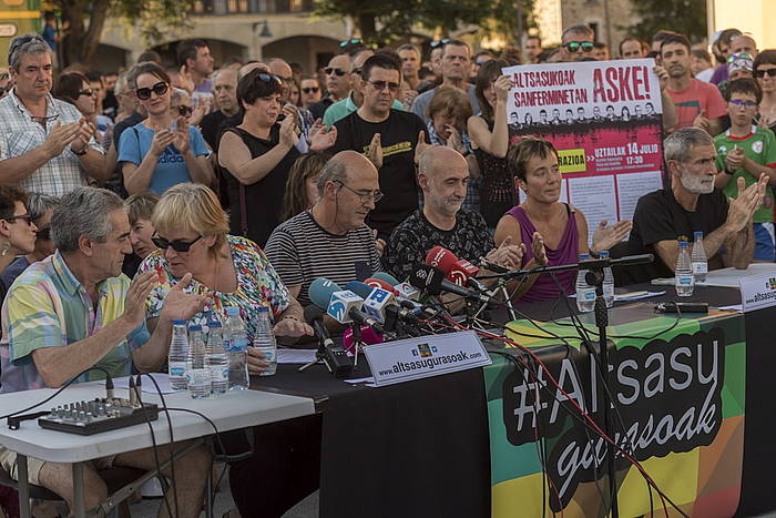 Altsasuko gazteen senideen agerraldia 50 urtetik gorako eskaera fiskala jakin ondoren. JUANAN RUIZ, ARGAZKI PRESS