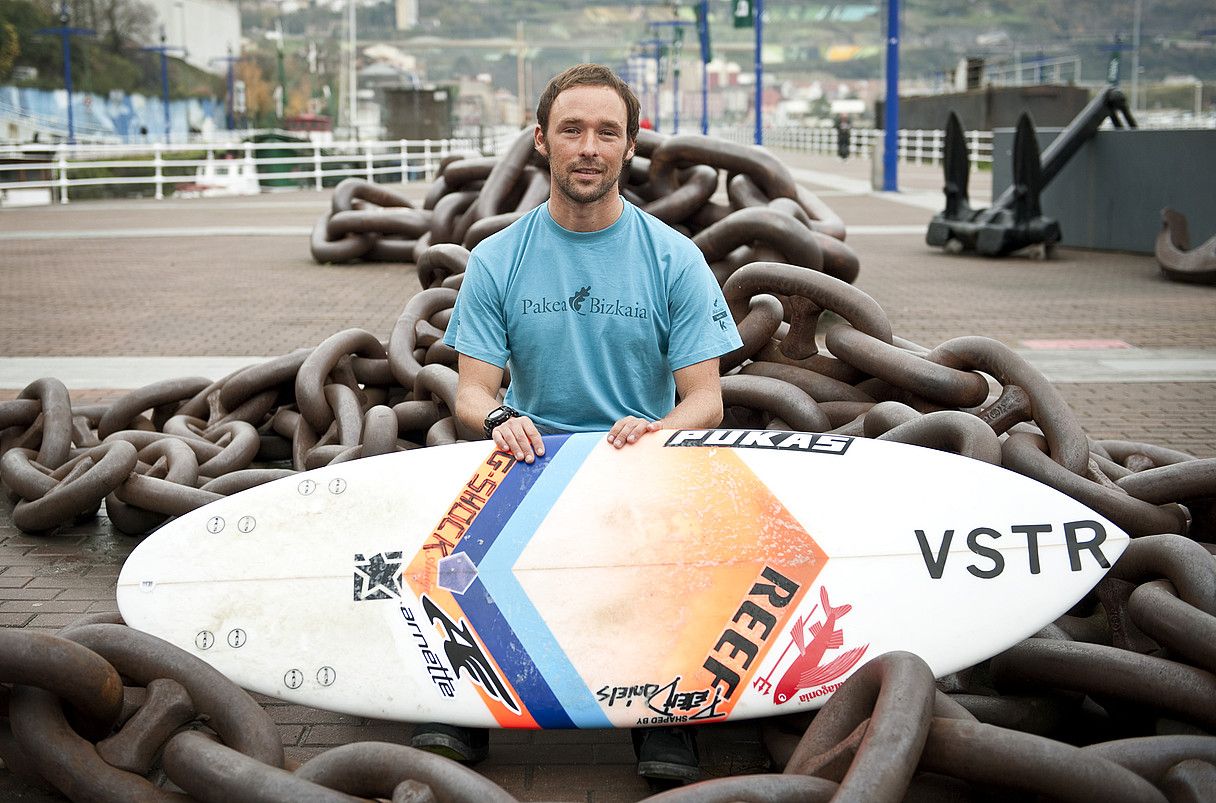 Pakea Bizkaia belaontzira igoko da Kepa Acero freesurflaria. JON HERNAEZ / ARGAZKI PRESS.