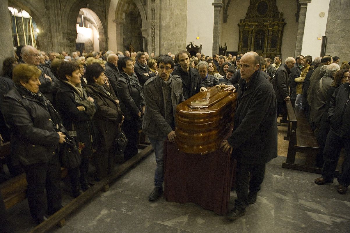 Hainbat bertsolarik sartu zuten Joxe Agirreren hilkutxa elizan; irudian, Igor Elortza eta Aitor Mendiluze. Azpeitiko eliza jendez bete zen. GORKA RUBIO / ARP. Hainbat bertsolarik sartu zuten Joxe Agirreren hilkutxa elizan; irudian, Igor Elortza eta Aitor Mendiluze. Azpeitiko eliza jendez bete zen. GORKA RUBIO / ARP.