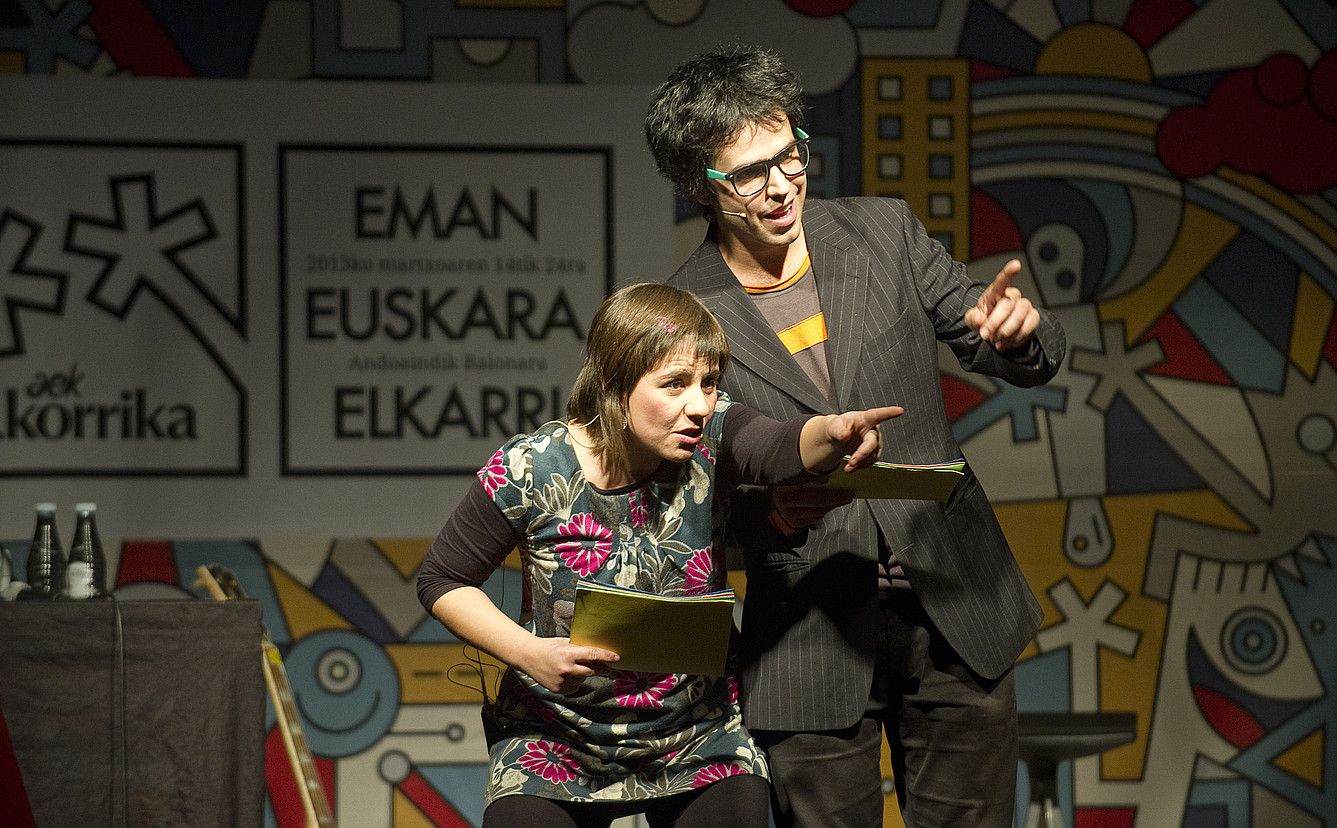 Pisukideak antzezlaneko Matilde (Sonia Villamor) eta Markos (Jon Zubiaga) Korrika Kulturalaren egitaraua azaltzen. RAUL BOGAJO / ARGAZKI PRESS. Pisukideak antzezlaneko Matilde (Sonia Villamor) eta Markos (Jon Zubiaga) Korrika Kulturalaren egitaraua azaltzen. RAUL BOGAJO / ARGAZKI PRESS.