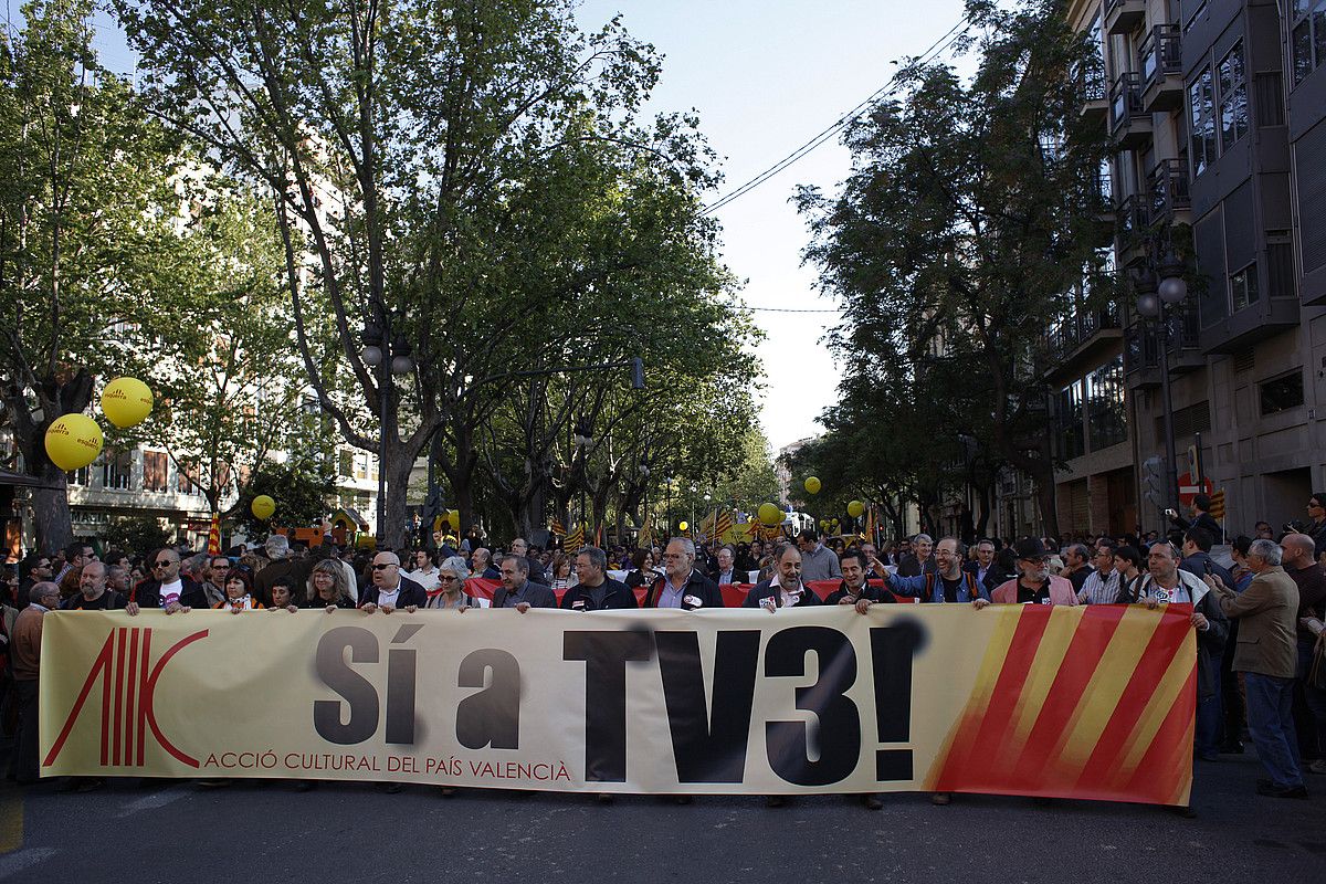 Accio Cultural elkarteak bultzatuta, TV3 katearen emisioak etetearen aurkako manifestazio ugari egin dira azken urteetan Valentzian . ORIOL CLAVERA.
