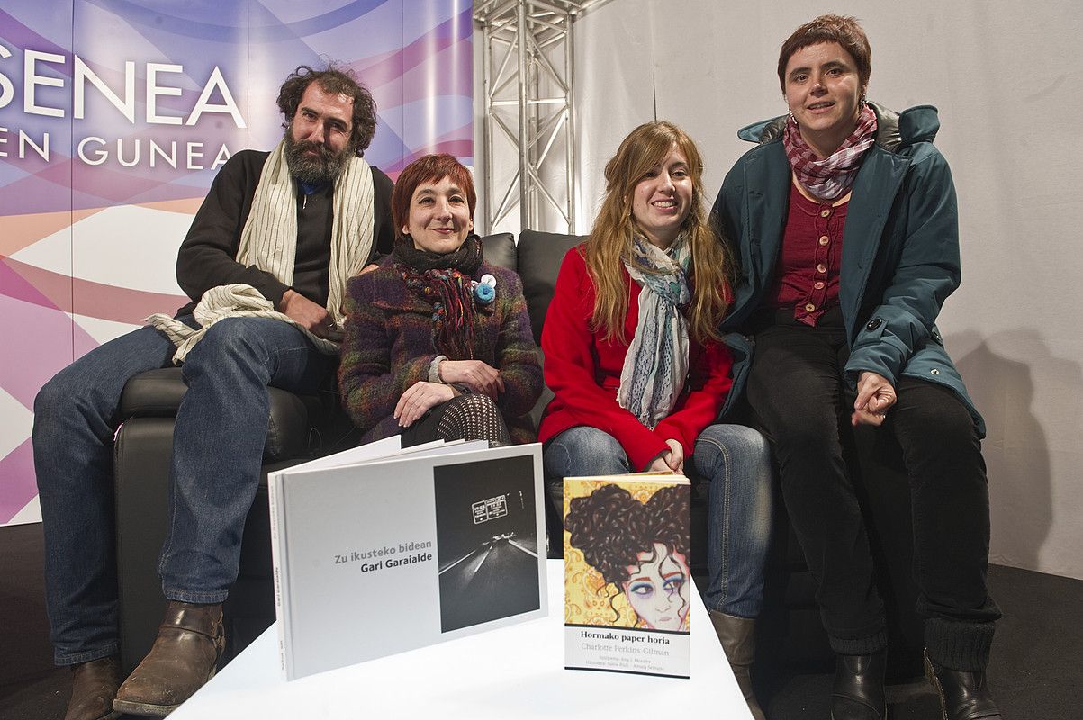 Edo argitaletxeko kideak, atzo Ahotsenean egindako aurkezpenean. JUANAN RUIZ / ARGAZKI PRESS. Edo argitaletxeko kideak, atzo Ahotsenean egindako aurkezpenean. JUANAN RUIZ / ARGAZKI PRESS.
