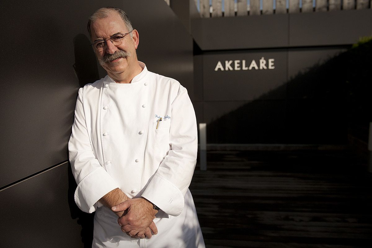 Pedro Subijana, Donostiako Igeldo auzoko Akelarre jatetxearen atarian. GARI GARAIALDE / ARGAZKI PRESS.