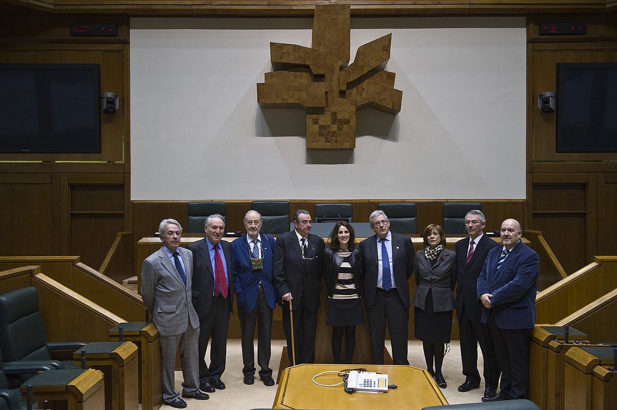 Euskararen Egunaren karietara atzo Eusko Legebiltzarrean egindako ekitaldia. Legea adosteko lan egin zutenak izan ziren bertan. JUANAN RUIZ / ARGAZKI PRESS.