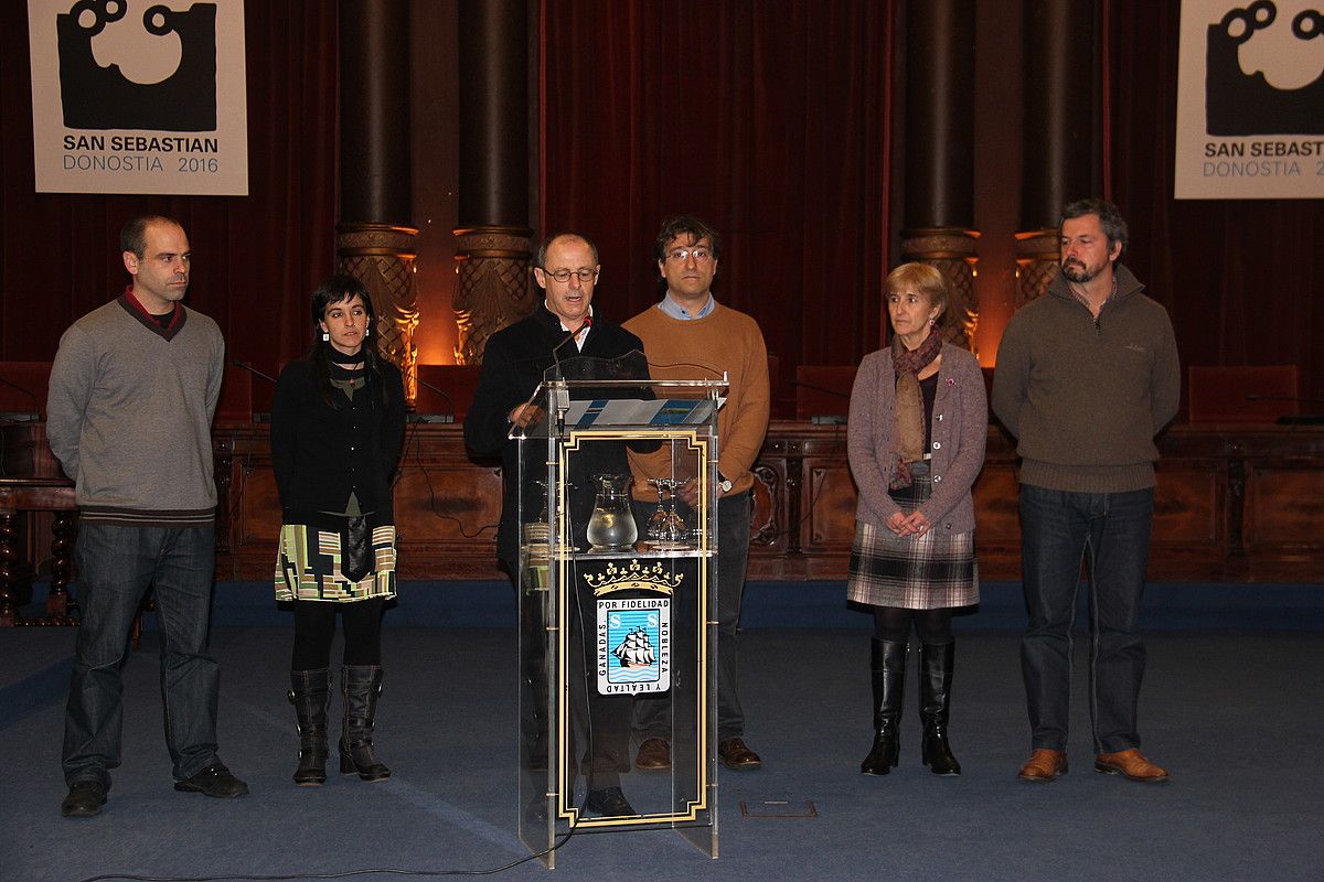 Donostiako Udal Gobernua, Juan Karlos Izagirre alkatea buru duela, atzoko agerraldian. BERRIA. Donostiako Udal Gobernua, Juan Karlos Izagirre alkatea buru duela, atzoko agerraldian. BERRIA.