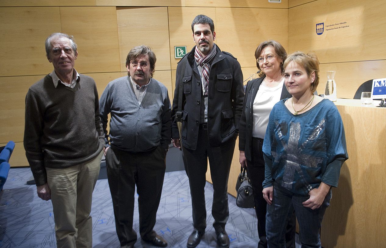 Mariano Ferrer, Ramon Etxezarreta, Eneko Goia, Juana Bengoetxea eta Rebeka Ubera, atzo, mahai ingurua hasi aurretik. ANDONI CANELLADA / ARGAZKI PRESS. Mariano Ferrer, Ramon Etxezarreta, Eneko Goia, Juana Bengoetxea eta Rebeka Ubera, atzo, mahai ingurua hasi aurretik. ANDONI CANELLADA / ARGAZKI PRESS.