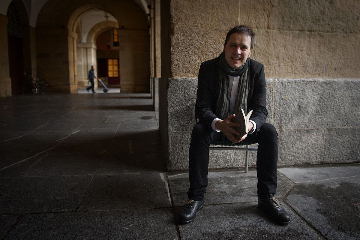 Kirmen Uribek atzo aurkeztu zuen Mussche nobela berria, Donostian. GARI GARAIALDE / ARGAZKI PRESS. Kirmen Uribek atzo aurkeztu zuen Mussche nobela berria, Donostian. GARI GARAIALDE / ARGAZKI PRESS.