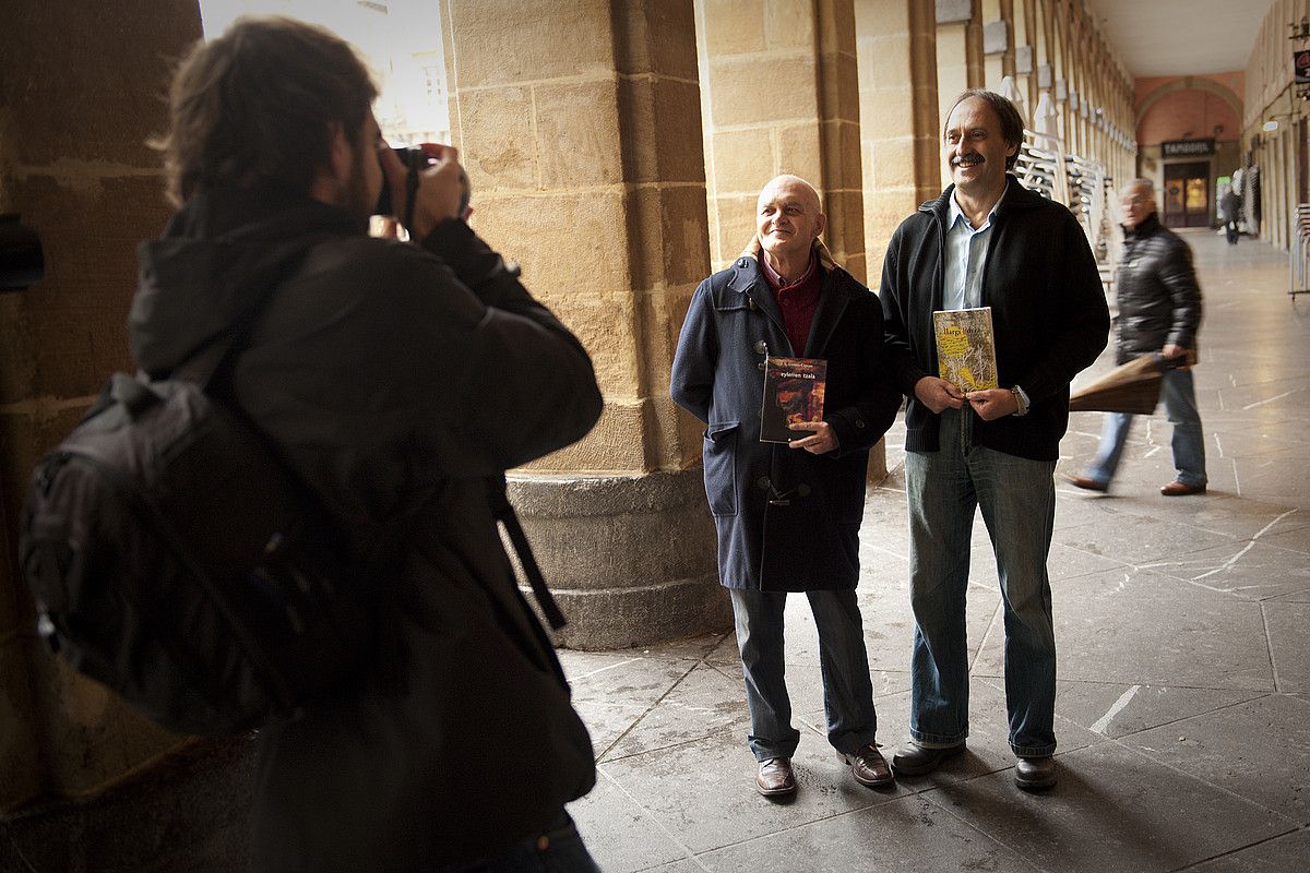 Jose Enrike Urrutia Capeau eta Joxemari Iturralde atzo, Donostian, liburuak aurkeztu aurretik. GARI GARAIALDE / ARP.