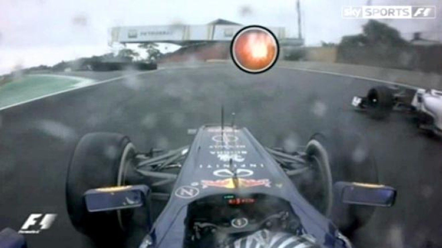 Sebastian Vettel, Brasilgo Sari Nagusian, beste pilotu bat aurreratzen, bandera horia aurrean duela. BERRIA. Sebastian Vettel, Brasilgo Sari Nagusian, beste pilotu bat aurreratzen, bandera horia aurrean duela. BERRIA.