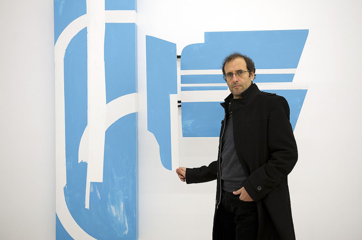 Javier Balda artista, Iruñeko Moises Perez Albeniz galerian jarri duen erakusketan. IDOIA ZABALETA / ARGAZKI PRESS.