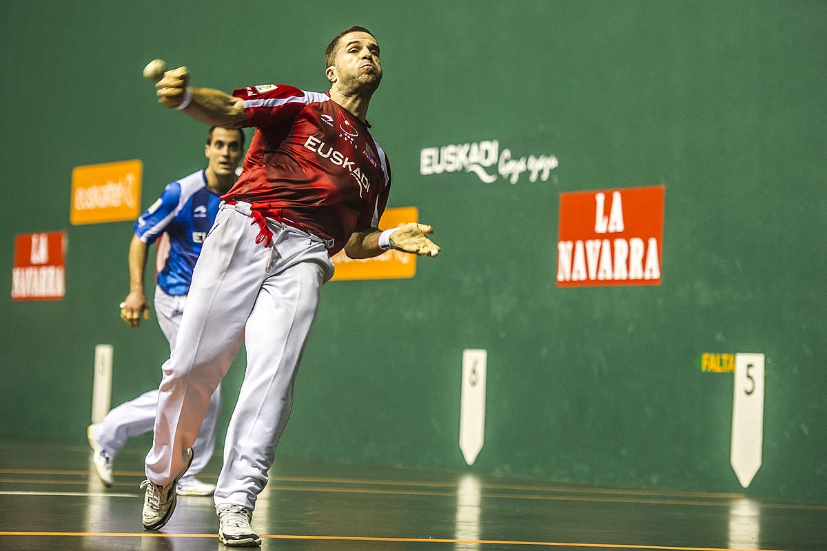 Olaizola II.a pilota astintzen, Bengoetxearen aurka aurtengo lau t'erdikoan jokaturiko partidan. L. F. ARROIABE / ARP. Olaizola II.a pilota astintzen, Bengoetxearen aurka aurtengo lau t'erdikoan jokaturiko partidan. L. F. ARROIABE / ARP.