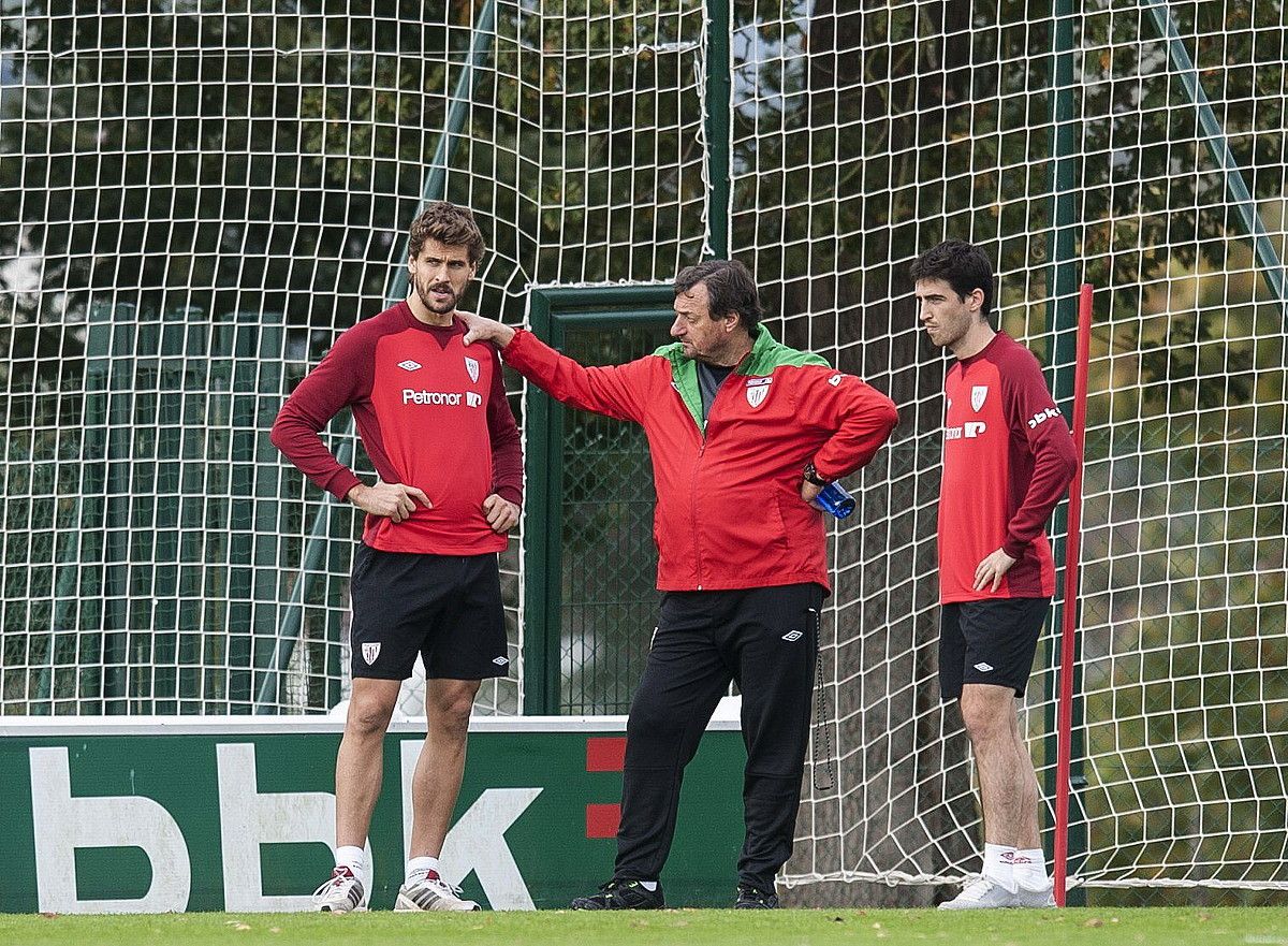 Luis Maria Bonini bigarren entrenatzailea, Fernando Llorente eta Andoni Iraolari argibideak ematen. MIGUEL TOÑA / EFE.