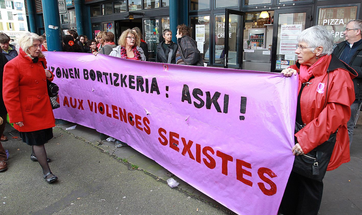 Indarkeria sexistaren aurkako manifestazioa egun batez aurreratu zuten Baionan: atzo atera ziren kalera. BOB EDME. Indarkeria sexistaren aurkako manifestazioa egun batez aurreratu zuten Baionan: atzo atera ziren kalera. BOB EDME.