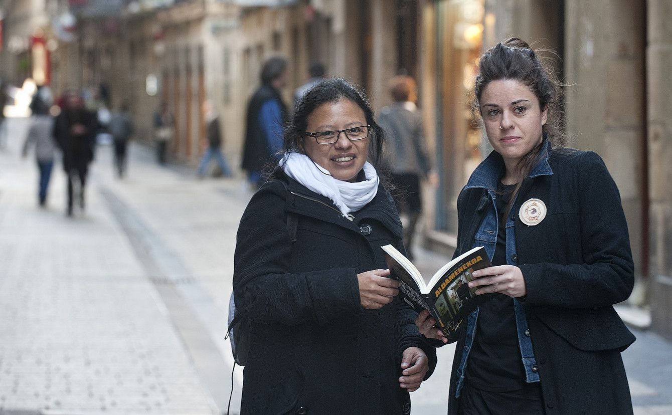 Ana Murcia eta Ainara Gorostitzu, atzo, Donostian. JON URBE / ARGAZKI PRESS.