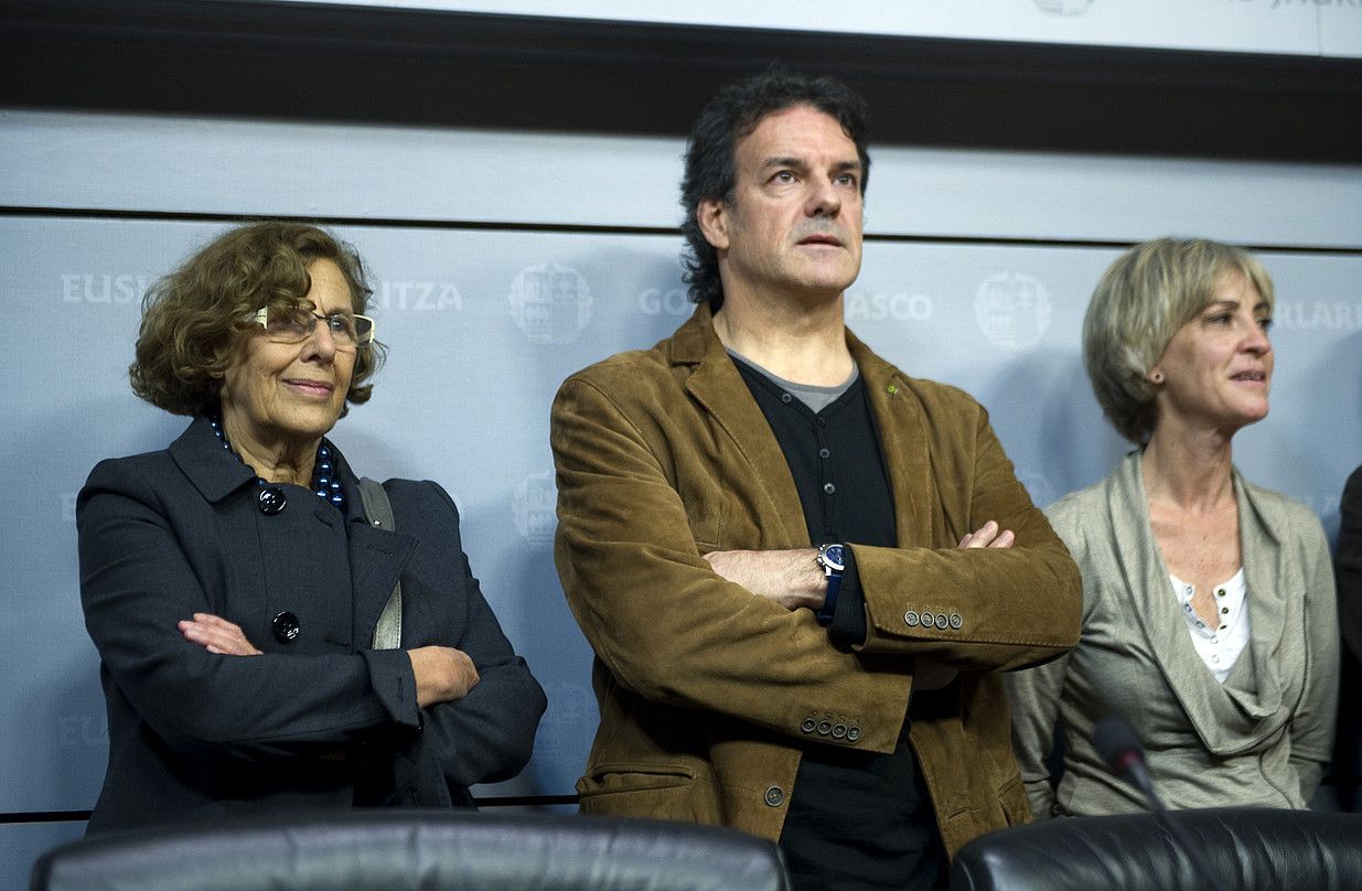 Manuela Carmena txostengilea, Txema Urkijo eta Ines Ibañez de Maezturekin, Bilbon, atzo. MARISOL RAMIREZ / ARP. Manuela Carmena txostengilea, Txema Urkijo eta Ines Ibañez de Maezturekin, Bilbon, atzo. MARISOL RAMIREZ / ARP.