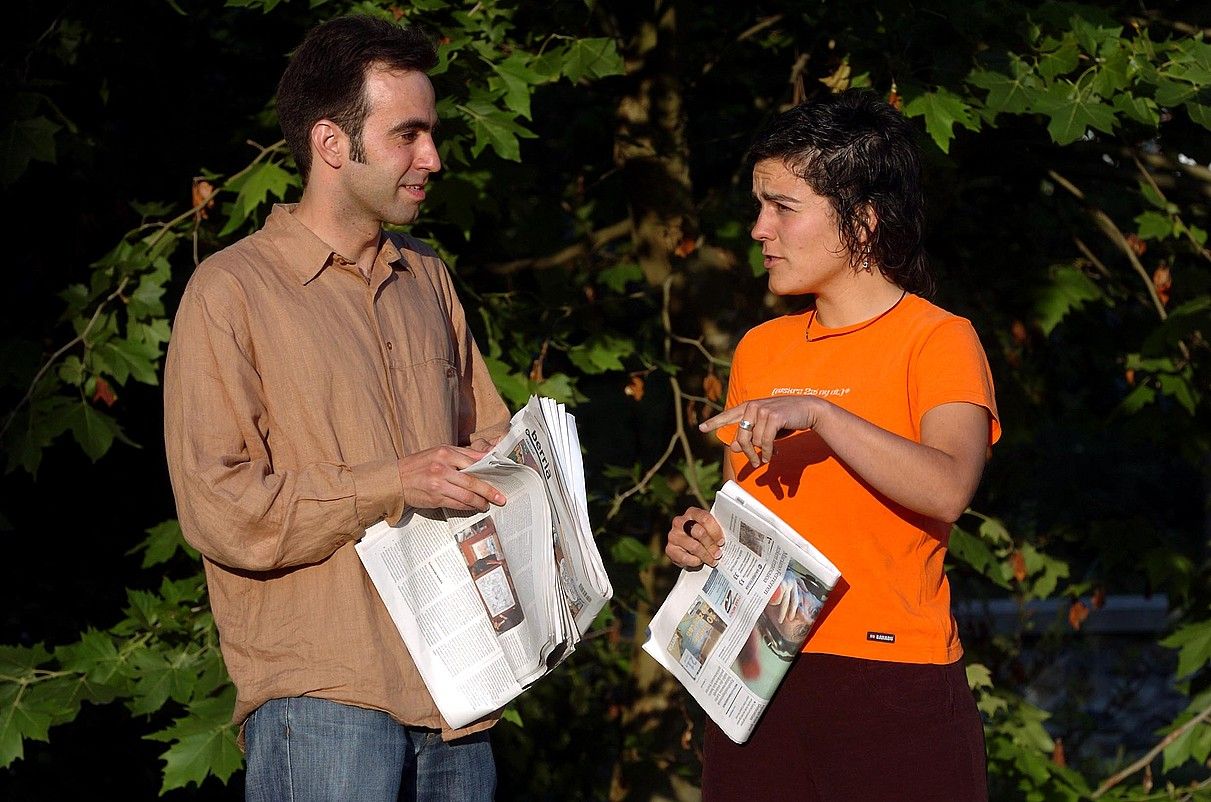 Harkaitz Cano eta Maialen Lujanbio, BERRIA-ren Andoaingo erredakzioaren atarian, 2004an. JON URBE / ARGAZKI PRESS. Harkaitz Cano eta Maialen Lujanbio, BERRIA-ren Andoaingo erredakzioaren atarian, 2004an. JON URBE / ARGAZKI PRESS.