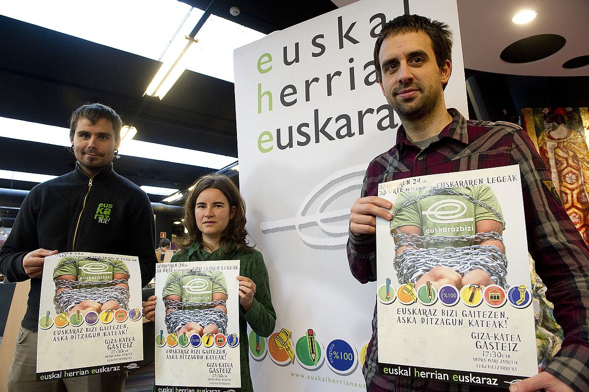 EHEko kideak, atzo, Gasteizen egindako agerraldian. RAUL BOGAJO / ARGAZKI PRESS. EHEko kideak, atzo, Gasteizen egindako agerraldian. RAUL BOGAJO / ARGAZKI PRESS.