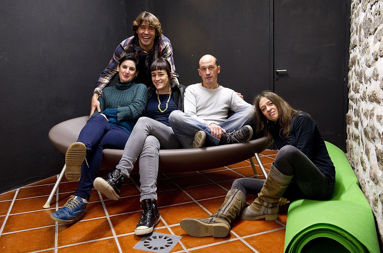 Fernando Iglesias (goian) eta Nerea Lekuona (sofaren erdian) Inmersiones talde eragileko kideak, parte hartu duten lagun batzuekin batera: Marta Gil, Ander Gillenea eta Josune Martinez de Albeniz. RAUL BOGAJO / ARGAZKI PRESS. Fernando Iglesias (goian) eta Nerea Lekuona (sofaren erdian) Inmersiones talde eragileko kideak, parte hartu duten lagun batzuekin batera: Marta Gil, Ander Gillenea eta Josune Martinez de Albeniz. RAUL BOGAJO / ARGAZKI PRESS.
