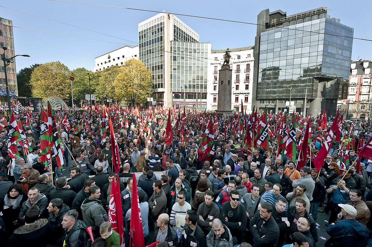 Bilboko Plaza Biribila beteta, CCOO, UGT eta LSBk deitutako manifestazioa hasi aurretik. JON HERNAEZ / ARGAZKI PRESS. Bilboko Plaza Biribila beteta, CCOO, UGT eta LSBk deitutako manifestazioa hasi aurretik. JON HERNAEZ / ARGAZKI PRESS.