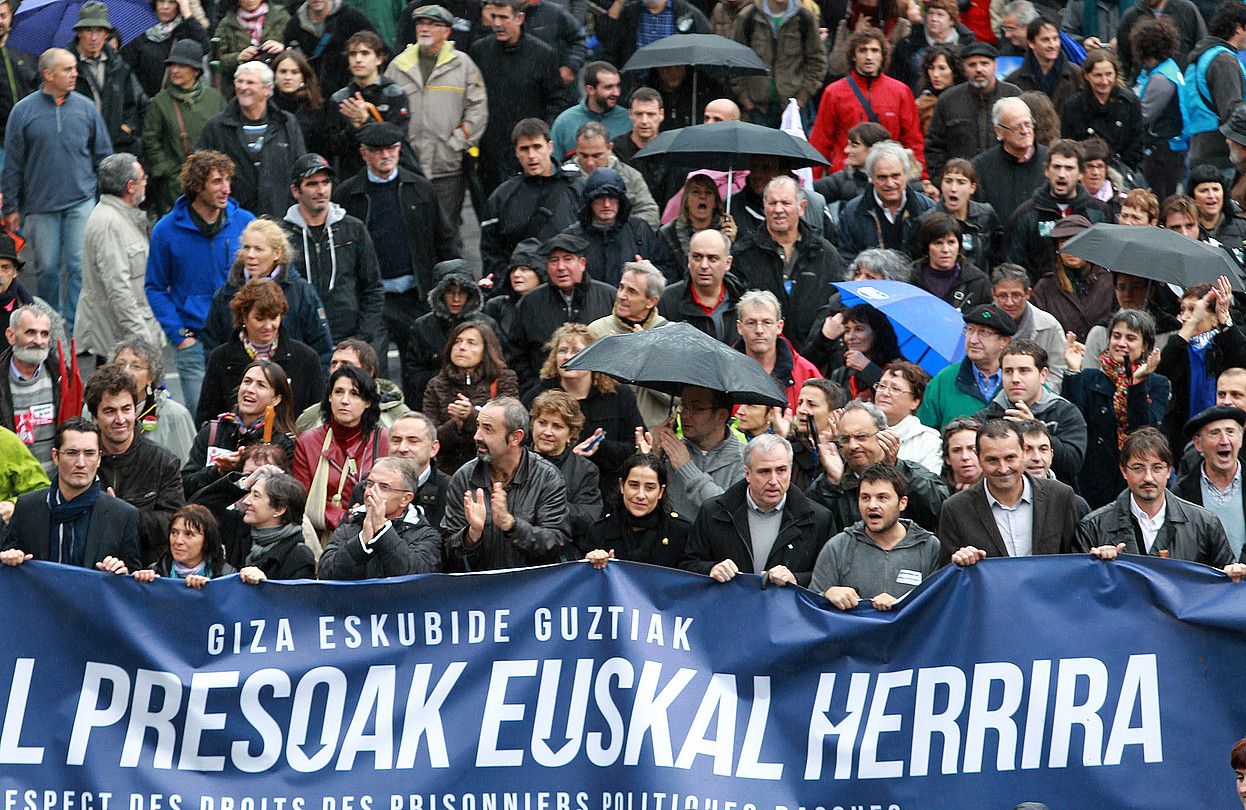 Manifestaziora deitu zuten eragileek eutsi zioten pankartari; tartean, EH Bilduko Mintegi, Ezenarro eta Espagnac sozialistak, ABko Etxeberri-Aintzart eta Batasuneko Leffort. BOB EDME. Manifestaziora deitu zuten eragileek eutsi zioten pankartari; tartean, EH Bilduko Mintegi, Ezenarro eta Espagnac sozialistak, ABko Etxeberri-Aintzart eta Batasuneko Leffort. BOB EDME.