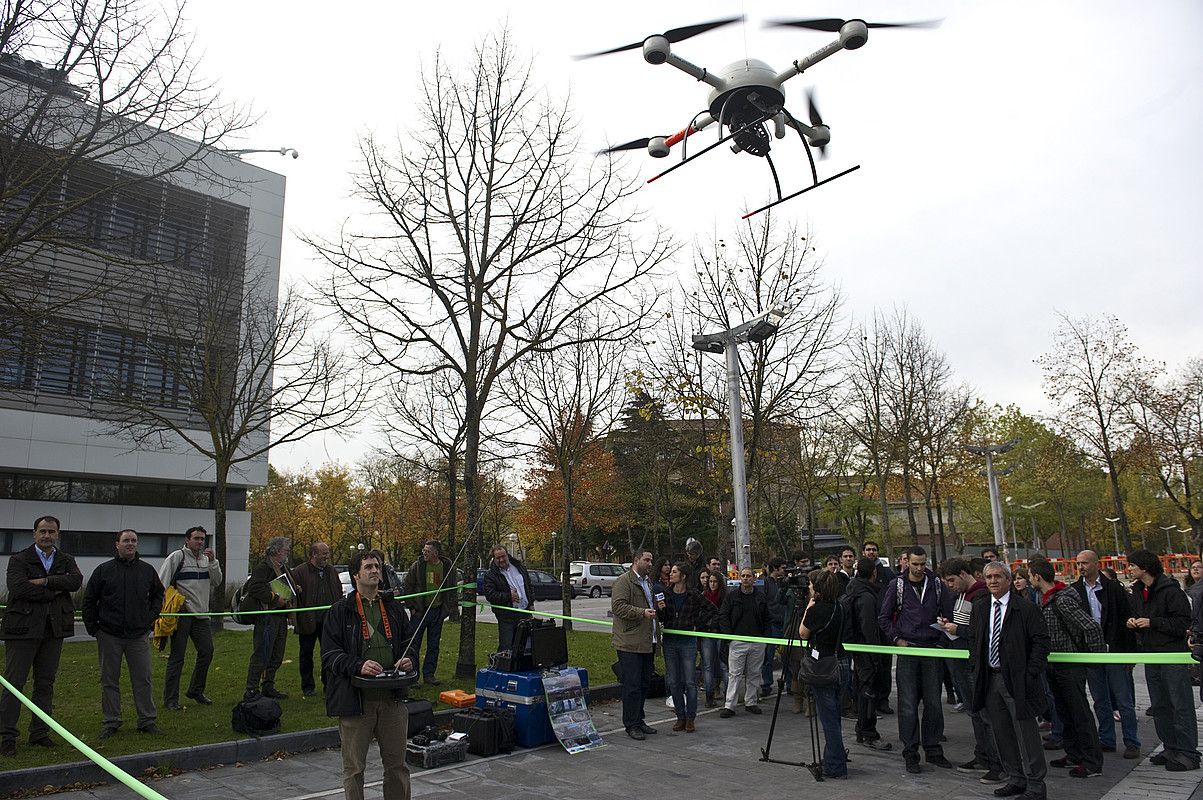 Urrutitik gidatutako helikopteroak suteetan neurketak egiteko erabiltzen dira, besteak beste. JUANAN RUIZ / ARGAZKI PRESS. Urrutitik gidatutako helikopteroak suteetan neurketak egiteko erabiltzen dira, besteak beste. JUANAN RUIZ / ARGAZKI PRESS.