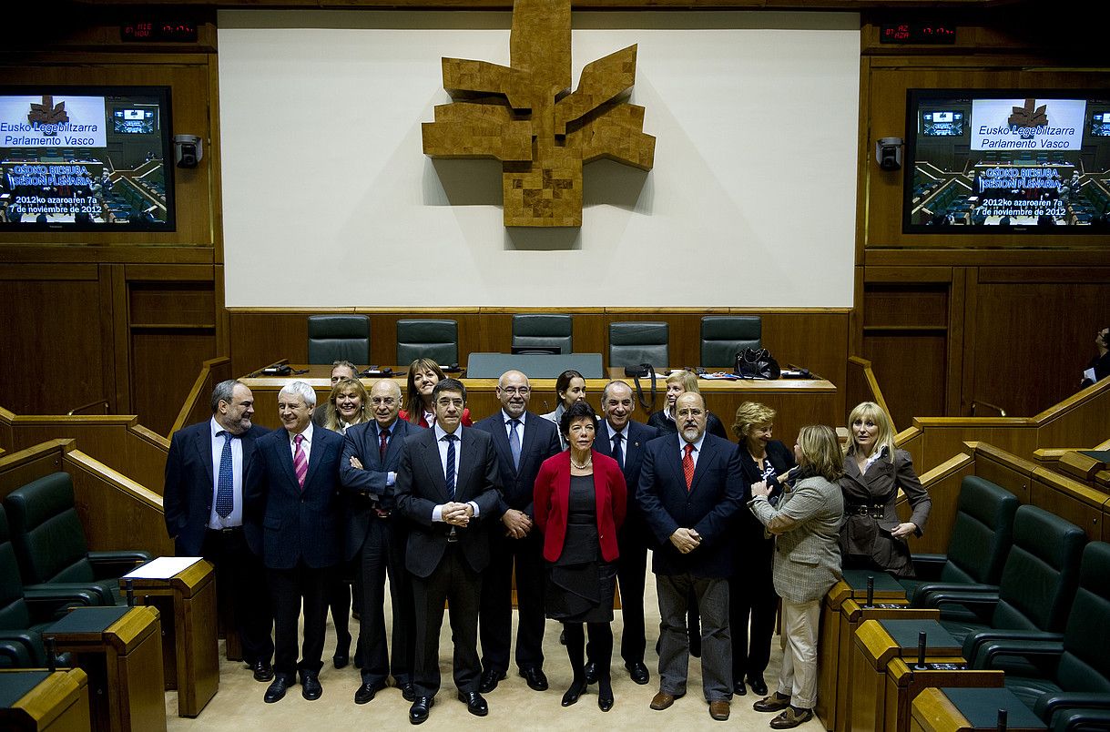 PSE-EEko hautetsiek familia argazkia atera zuten atzo, Eusko Legebiltzarrean, legebiltzarkide aktak jaso zituztenean. RAUL BOGAJO / ARGAZKI PRESS.