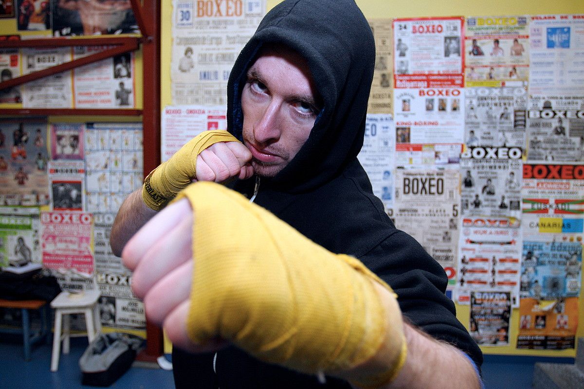 Boxeolari bat, entrenatzen, Errenteriako Paco Bueno gimnasioan. IMANOL OTEGI / ARGAZKI PRESS.