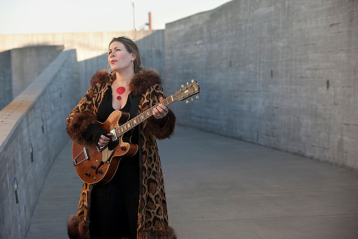 Dayna Kurtzek bi disko plazaratu ditu aurten, bluesari, rockari, countryari eta jazzari amodioa erakusteko. MERRI CYR. Dayna Kurtzek bi disko plazaratu ditu aurten, bluesari, rockari, countryari eta jazzari amodioa erakusteko. MERRI CYR.