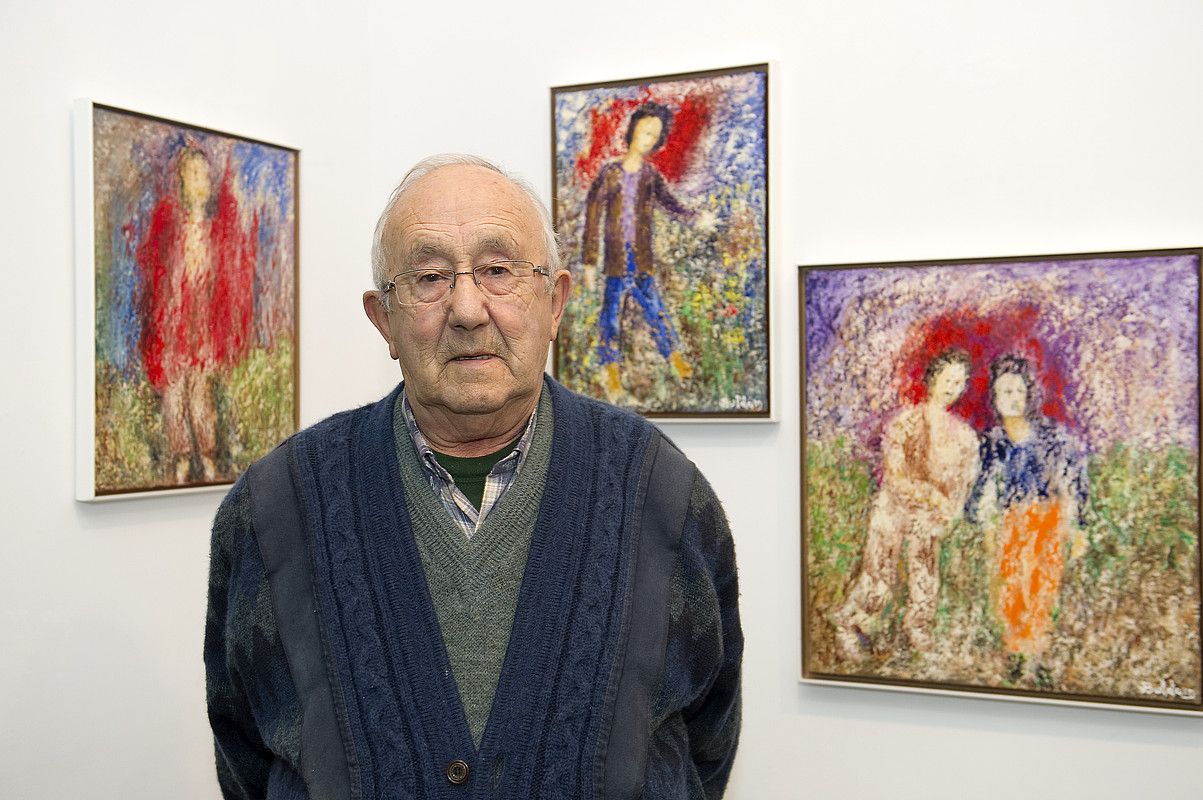 Patxi Buldain artista, atzean udan egindako koadro batzuk dituela. IDOIA ZABALETA / ARGAZKI PRESS. Patxi Buldain artista, atzean udan egindako koadro batzuk dituela. IDOIA ZABALETA / ARGAZKI PRESS.