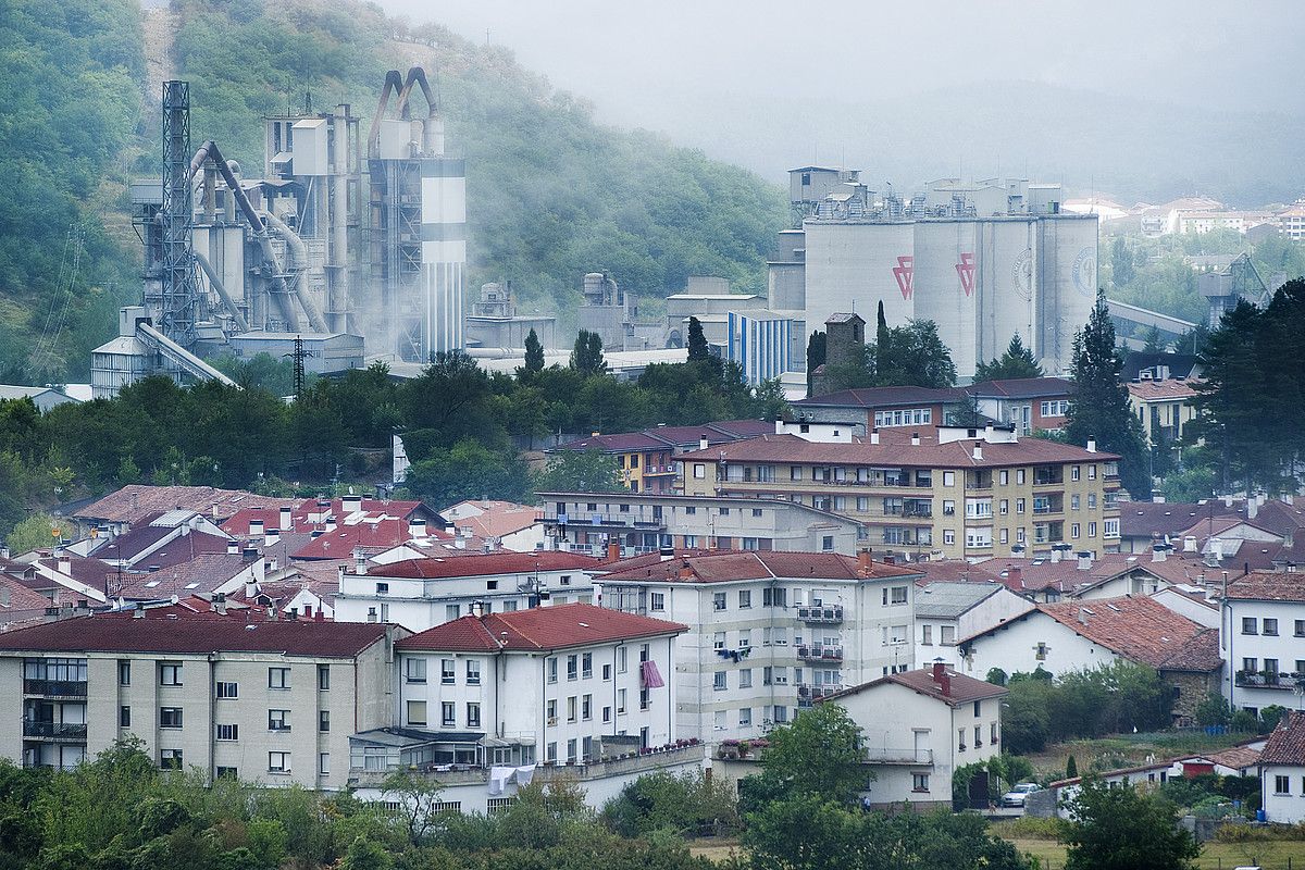 Olatzagutiko herria, atzean Cementos Portland Valderribas taldeko lantegia duela. Hondakinak erretzeko asmoa du lantegiak, baina oraindik ez da horretan hasi. IÑIGO URIZ / ARGAZKI PRESS.
