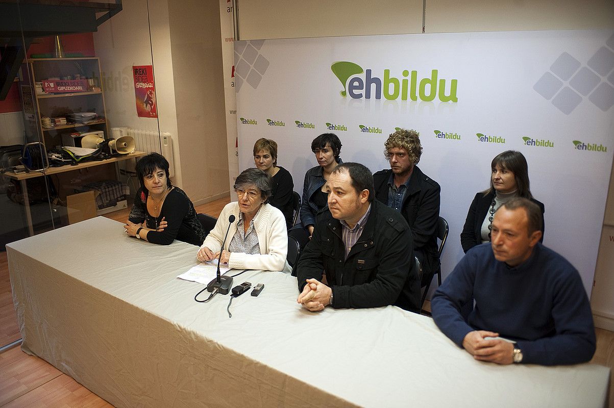 EH Bilduko kideak, atzo Donostian egindako agerraldian. JUAN CARLOS RUIZ / ARGAZKI PRESS. EH Bilduko kideak, atzo Donostian egindako agerraldian. JUAN CARLOS RUIZ / ARGAZKI PRESS.