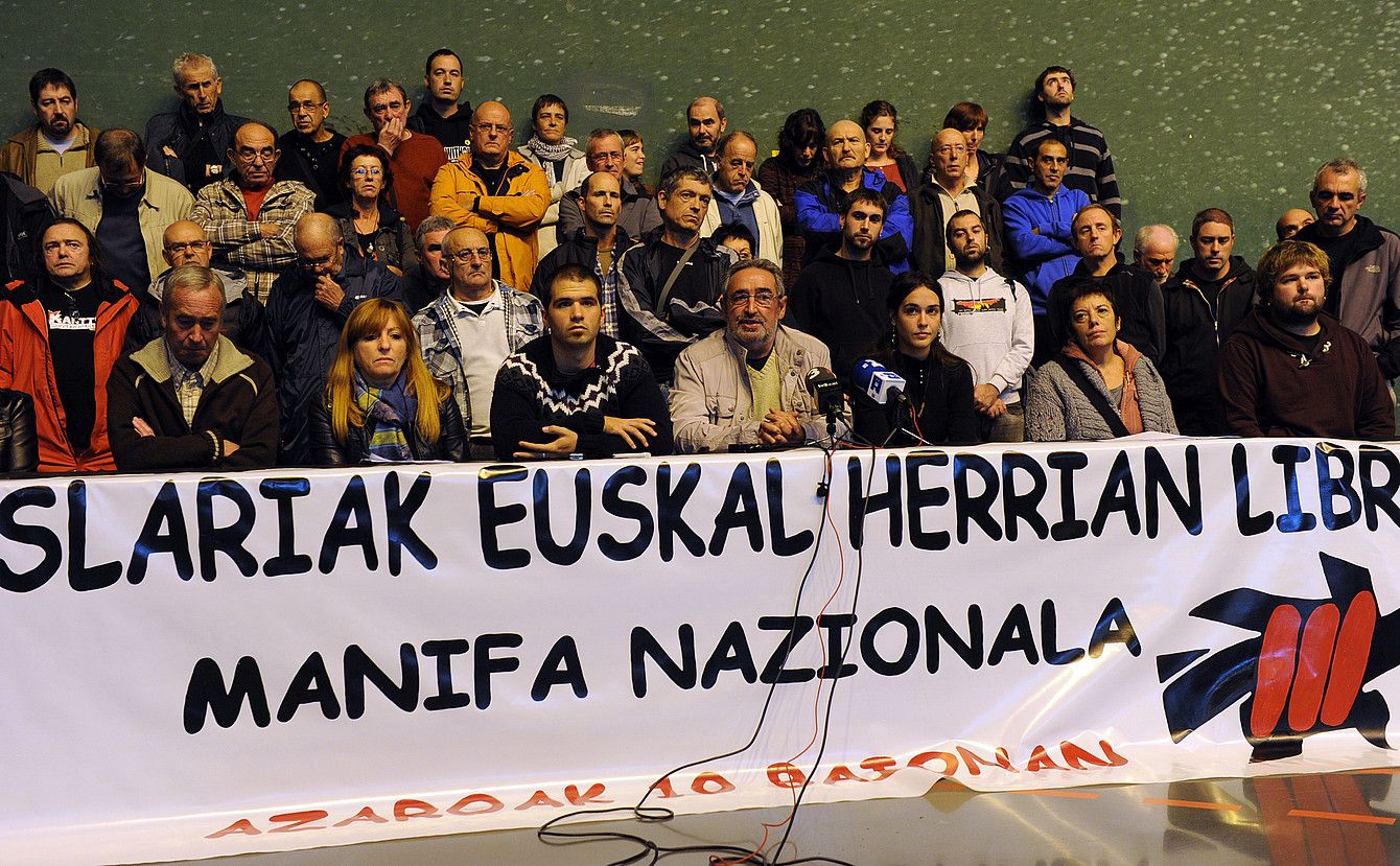 Iheslari Politikoen Kolektiboko kide ugari bildu ziren atzo Azkaingo pilotalekuan eginiko agerraldian. GAIZKA IROZ. Iheslari Politikoen Kolektiboko kide ugari bildu ziren atzo Azkaingo pilotalekuan eginiko agerraldian. GAIZKA IROZ.