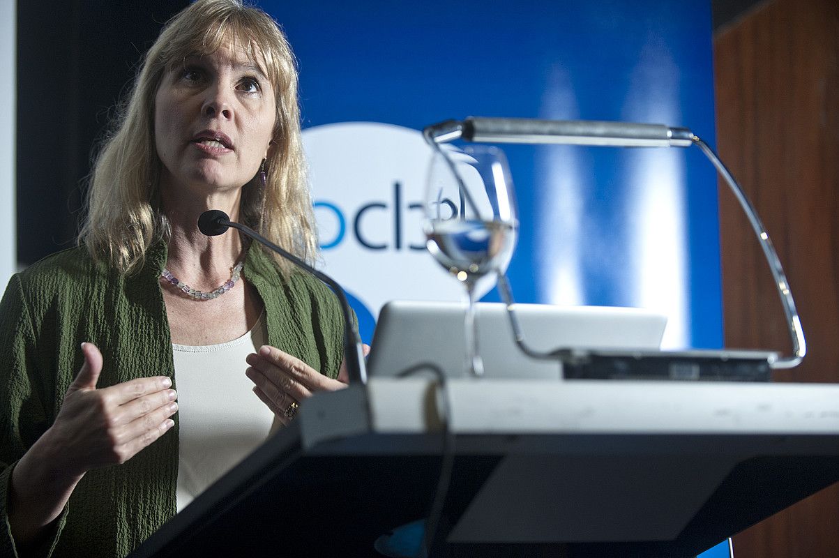 Karen Emmorey hizkuntzalaria, joan den astean Donostian emandako hitzaldian. JON URBE / ARGAZKI PRESS. Karen Emmorey hizkuntzalaria, joan den astean Donostian emandako hitzaldian. JON URBE / ARGAZKI PRESS.